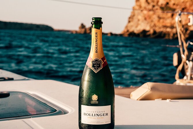 Private Yacht Voyage : Music, Wine & Snacks for Groups - Onboard Service: Music, Snacks, and the Group-Friendly Setup