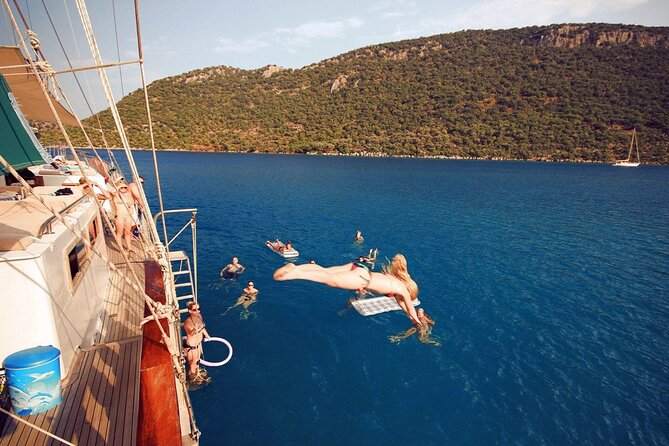 Side Dolphin Island Boat Trip With Lunch And Soft Drinks - Onboard Lunch: Barbecue-Style Chicken or Fish, Plus Soft Drinks