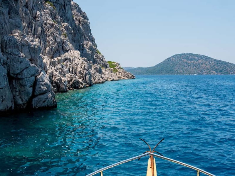 Side: Dolphins Island Cruise with Swimming Stops and Lunch - Foam party: fun for some, a debate for others