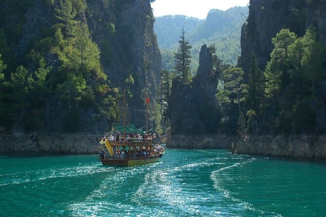 Side Green Canyon Boat Trip With Unlimited Drinks And Lunch - Drinks, music, and the reality of a full boat