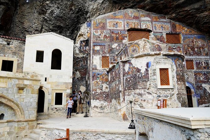 Sumela Monastery, Zigana and Hamsiköy Village Tour - The walk back: same path, quick breath, and regrouping