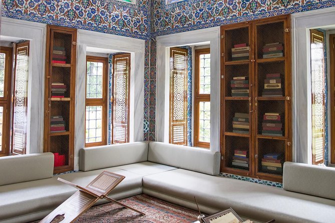 Topkapi Palace Skip-The-Line Entry with Guided Tour - Treasury time: relics, jewels, and ceremonial clothing